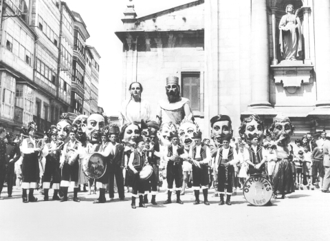 Xigantes e cabezudos nas festas do verán, Igrexa de San Jorge, 1956