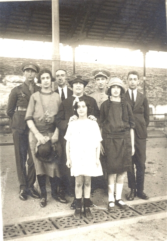 Aranguren coa súa muller e os seus seis fillos en Lugo, 1922