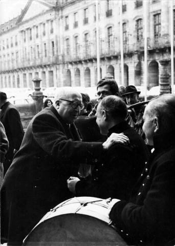 Otero Pedrayo saudando aos gaiteiros que amenizaran a súa homenaxe