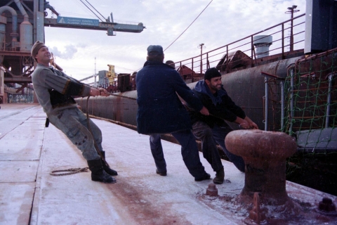 Actividade no porto de San Cibrao, 1998