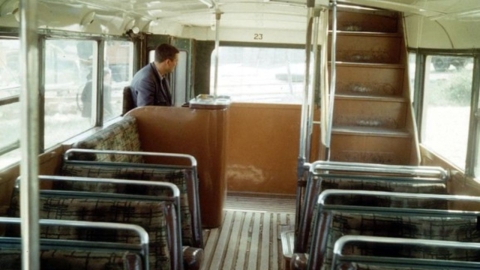 Cobrador nun trolebús da Coruña nos anos 60/70
