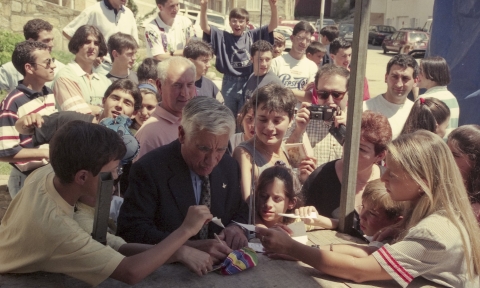 Arsenio Iglesias firmando autógrafos en Corme, 1996