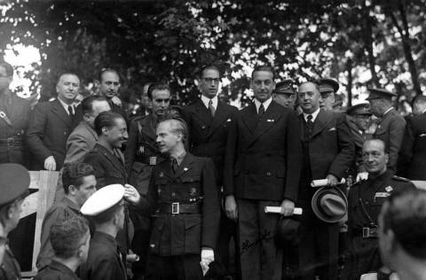 Serrano Suñer despois da ofrenda ao santo apóstolo,1938