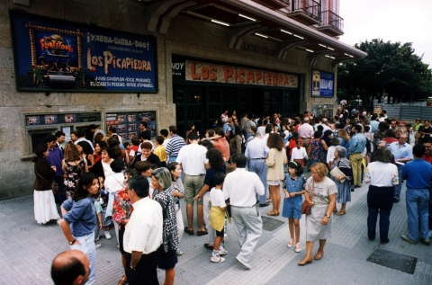 Colas no Teatro Colón da Coruña cando aínda era un cine, 1994