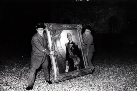 Gardas civís baleirando o Pazo de Meirás nun incendio, 1978