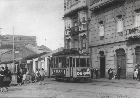 Tranvía na praza de Pontevedra da Coruña en 1959