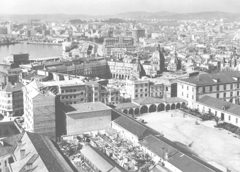Vista da Coruña: Praza de María Pita e o antigo cuartel, 1959