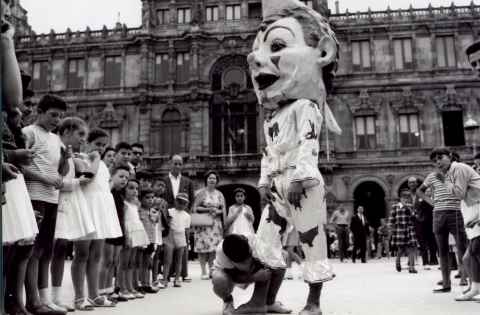 Cabezudo nas festas da Coruña en María Pita, 1960