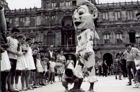 Cabezudo nas festas da Coruña en María Pita, 1960
